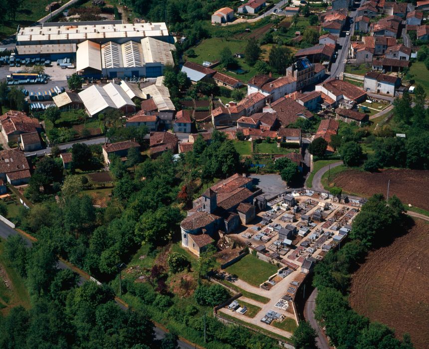 vue aérienne de l'église et de son environnement