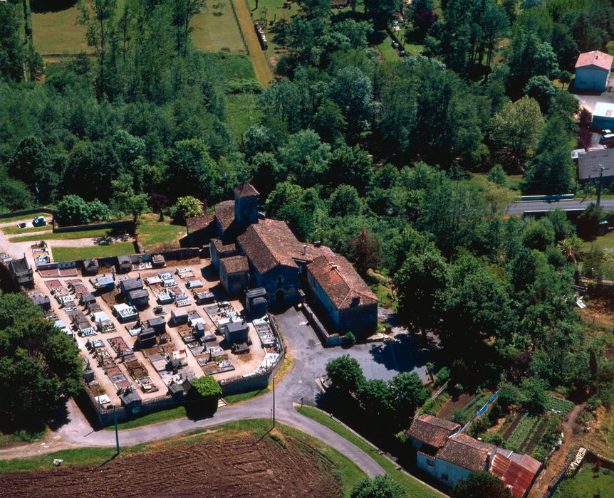 vue aérienne de l'église et de son environnement