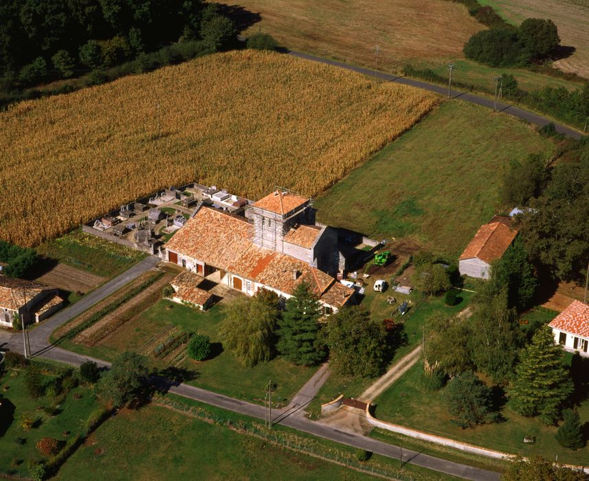 Vue aérienne de l'église et de son environnement