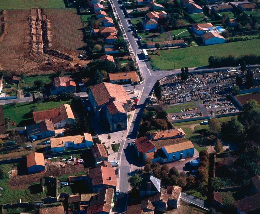 vue aérienne de l'église et de son environnement