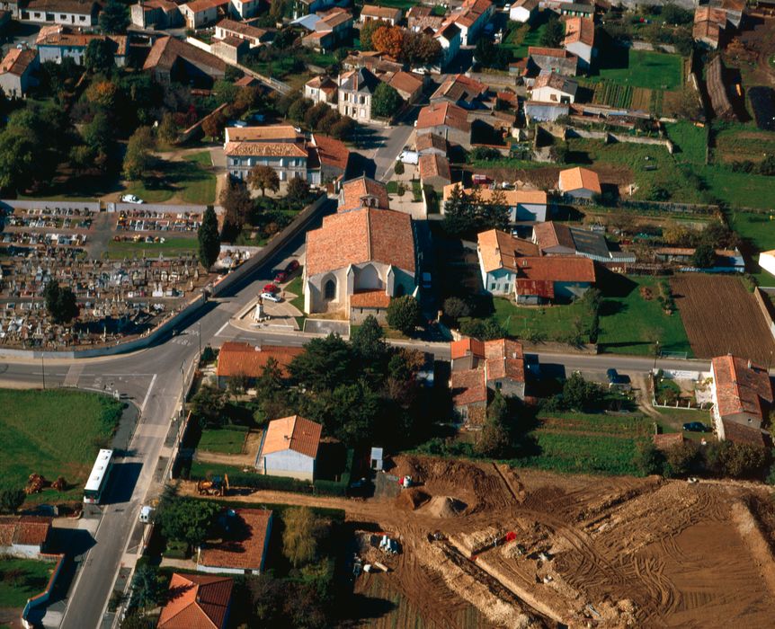 vue aérienne de l'église et de son environnement