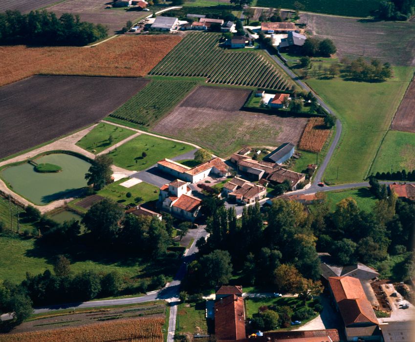 vue aérienne de l'église et de son environnement