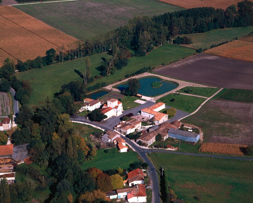 vue aérienne de l'église et de son environnement