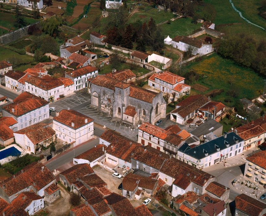 Vue aérienne de l'église et de son environnement