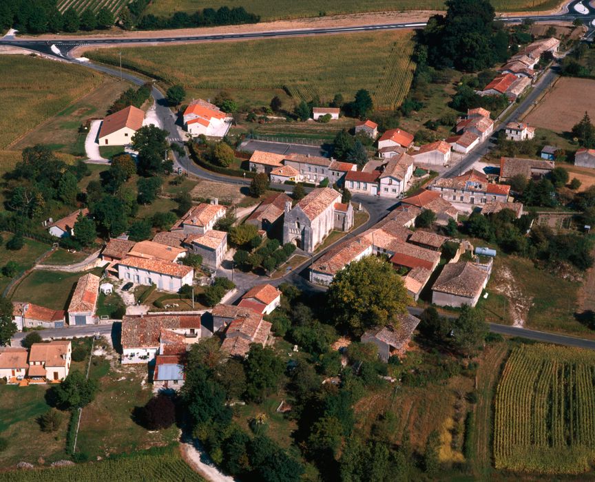 Vue aérienne de l'église et de son environnement