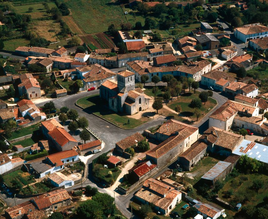 vue aérienne de l'église et de son environnement