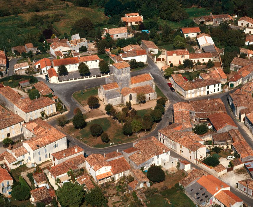 vue aérienne de l'église et de son environnement