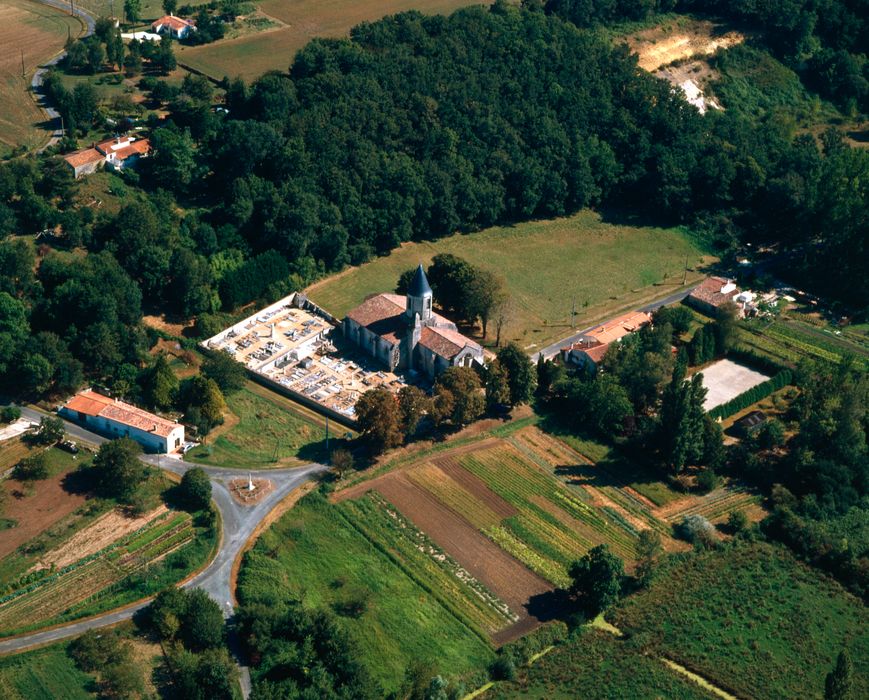 vue aérienne de l'église et de son environnement