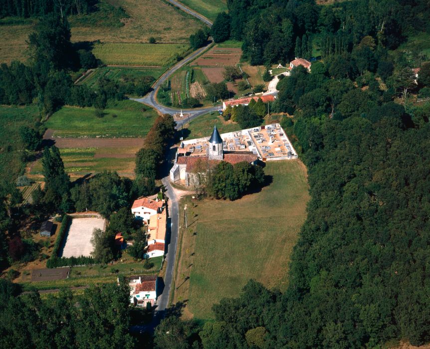 vue aérienne de l'église et de son environnement