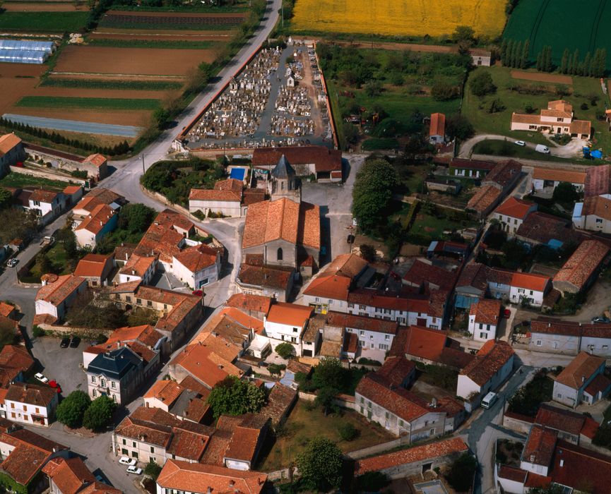 vue aérienne de l'église et de son environnement