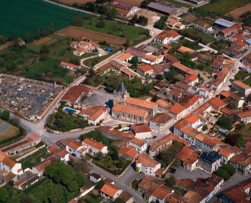 vue aérienne de l'église et de son environnement