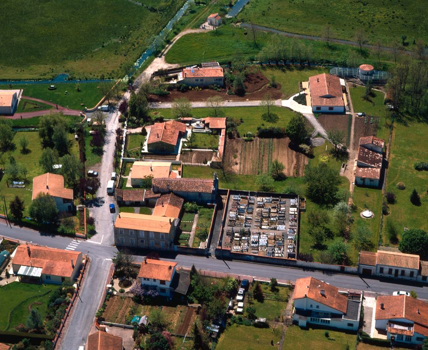 Vue aérienne de l'église et de son environnement