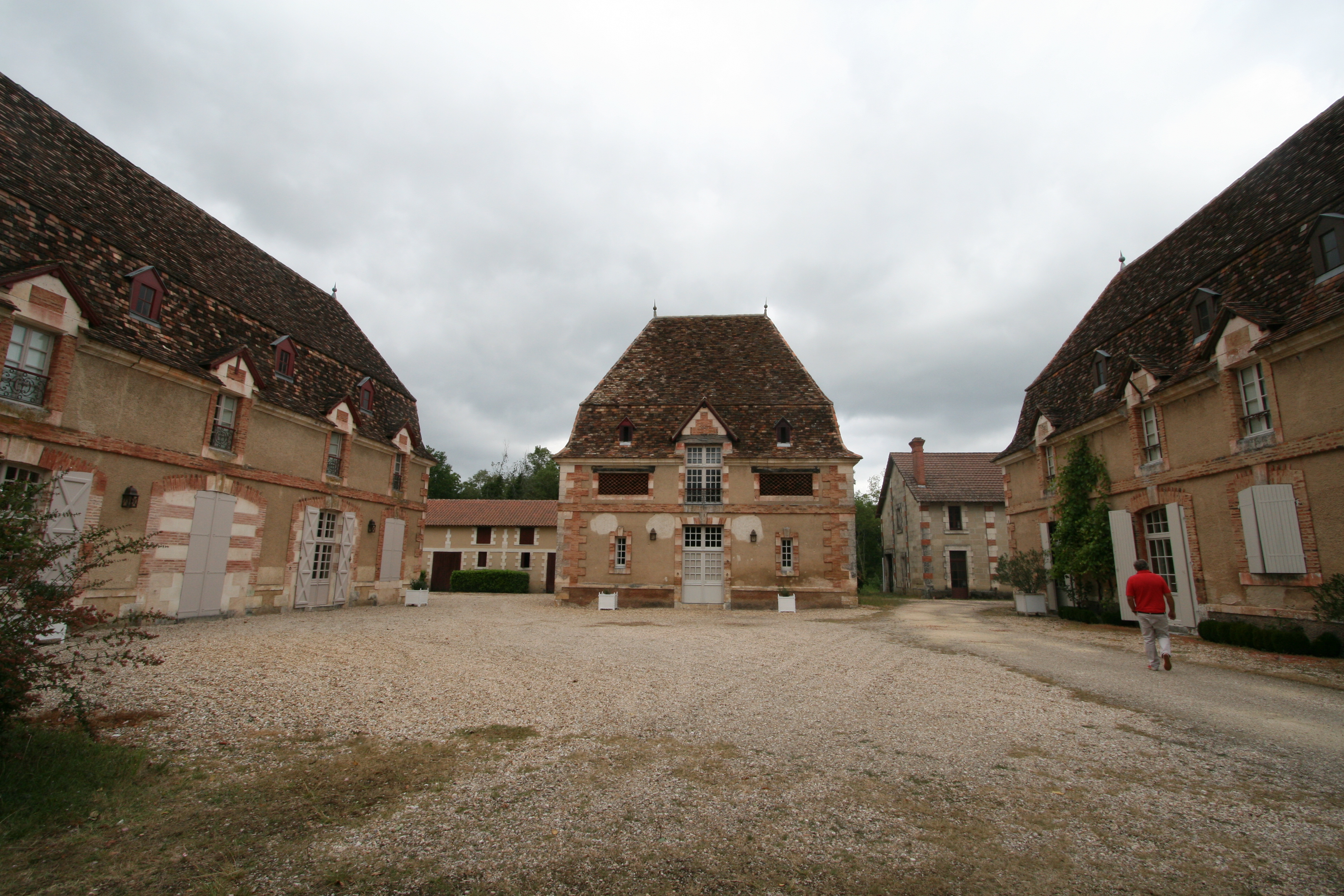 Dépendances, cour