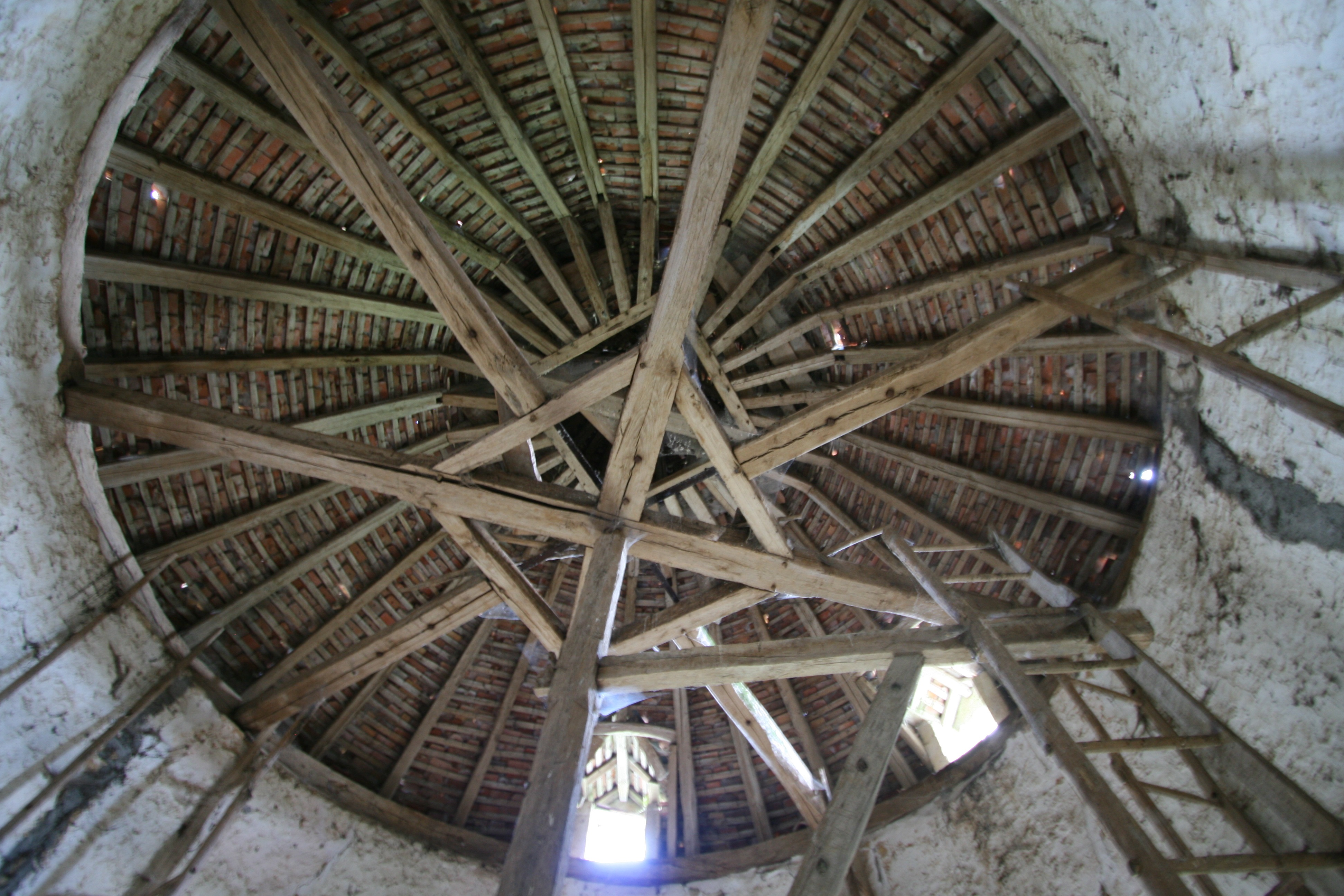 Pigeonnier, étage, vue intérieure de la toiture