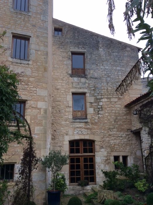 vue partielle de la façade sur cour