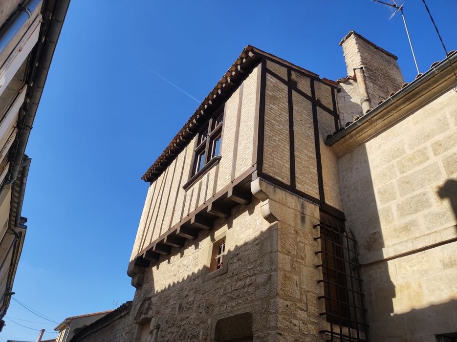 façade sur rue, vue partielle