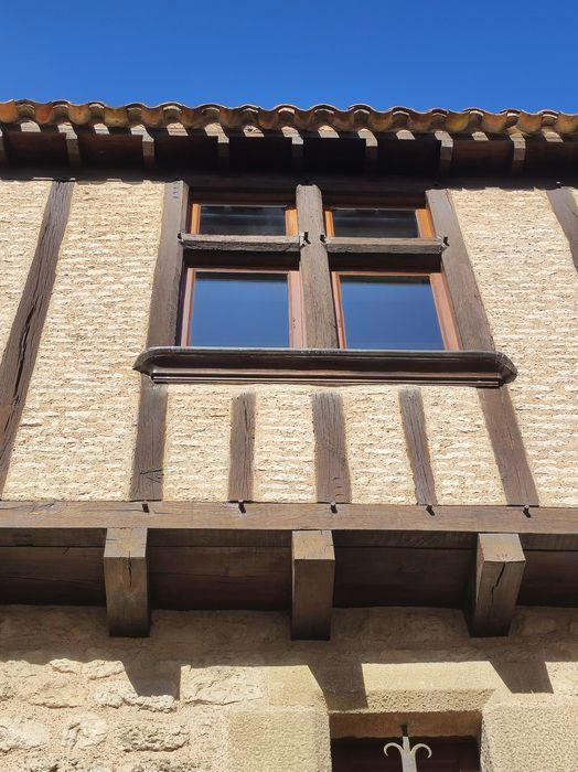 façade sur rue, vue partielle