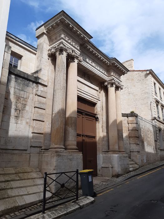 portail monumental sur rue