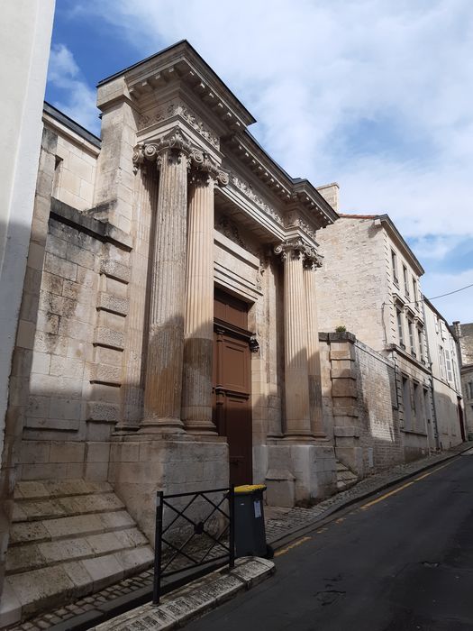 portail monumental sur rue