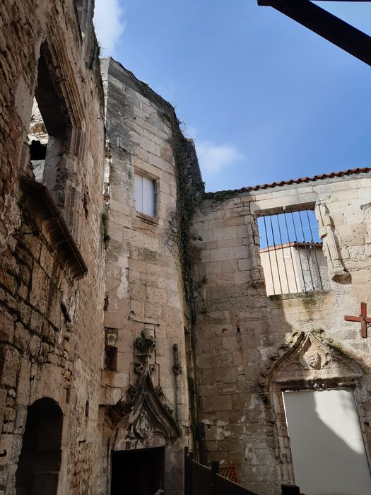 vue partielle des façades sur cour