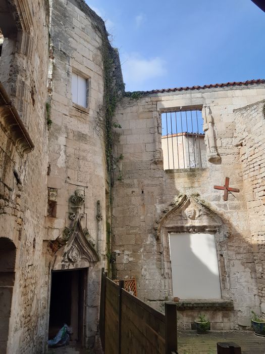 vue partielle des façades sur cour