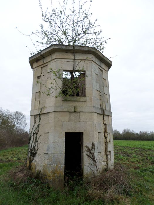 édicule situé face au pigeonnier