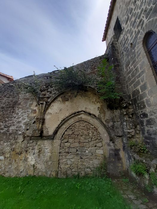 mur situé dans le prolongement du chevet au nord