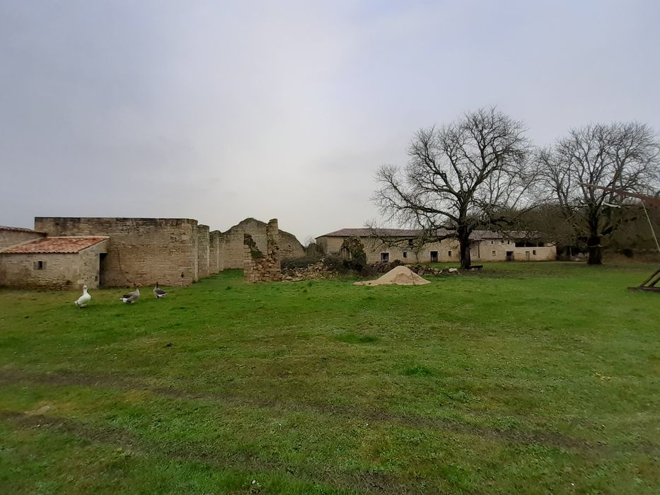 vue générale des bâtiments annexes