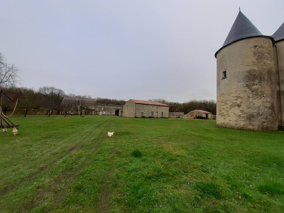 vue générale des bâtiments annexes