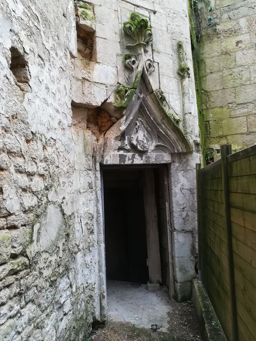 tourelle d’escalier sur cour, porte d’accès