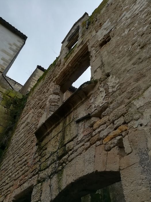 façade sur cour, vue partielle