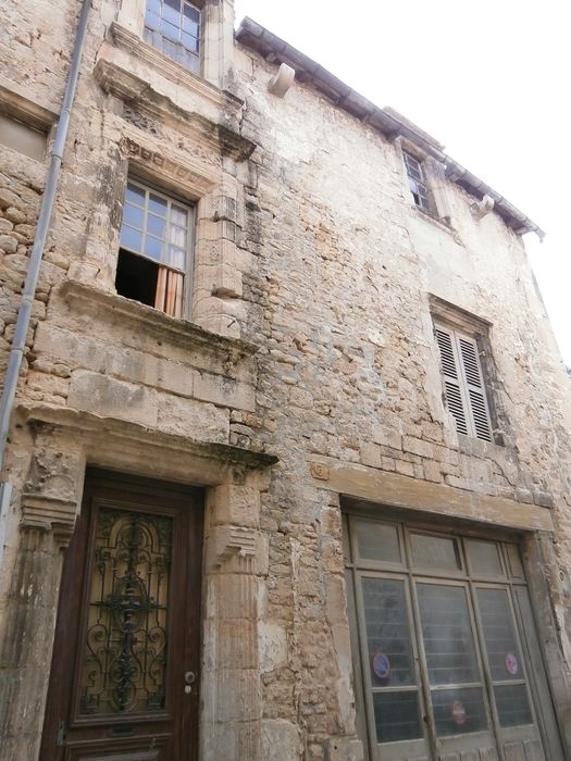 façade sur rue, vue partielle