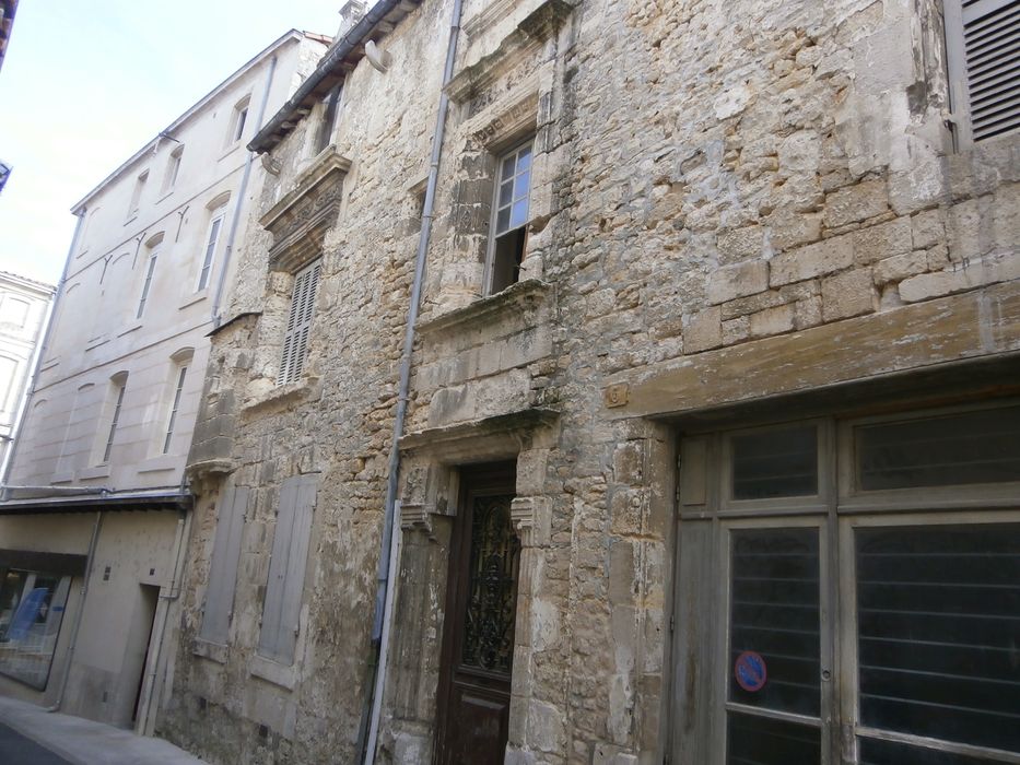 façade sur rue, vue partielle