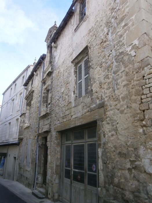 façade sur rue, vue partielle