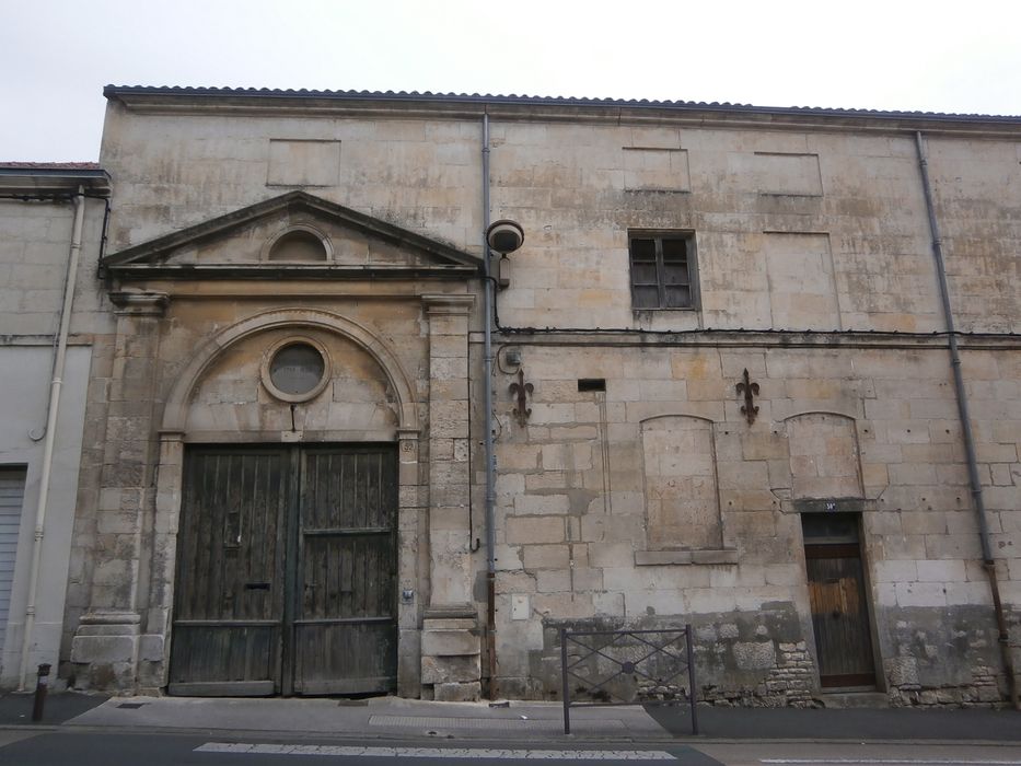 façade sur rue, vue partielle