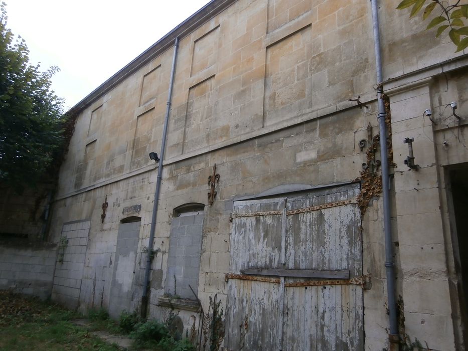 façade sur cour, vue partielle