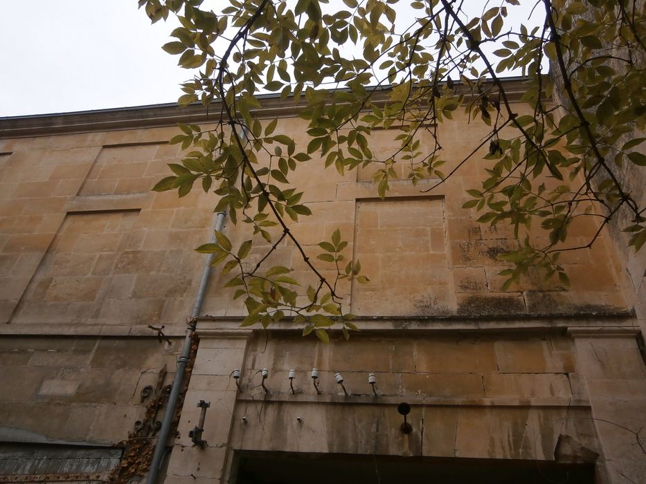 façade sur cour, vue partielle