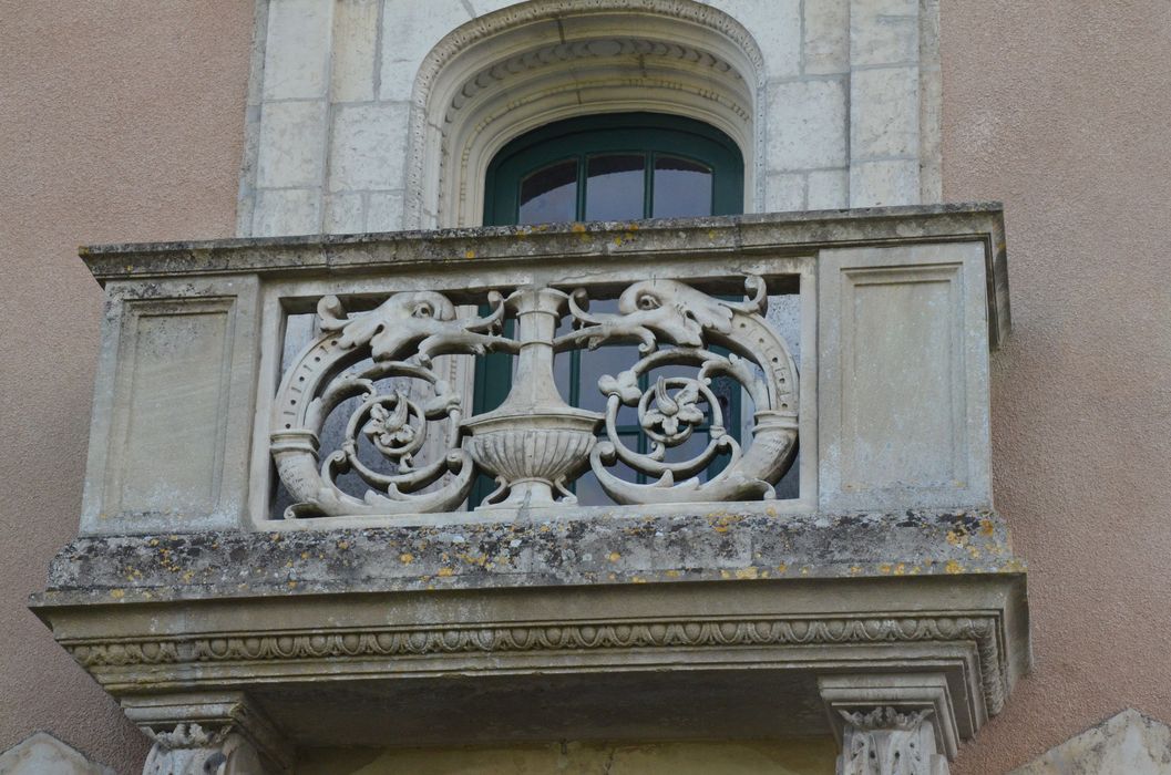 façade antérieure, travée centrale, détail du balcon