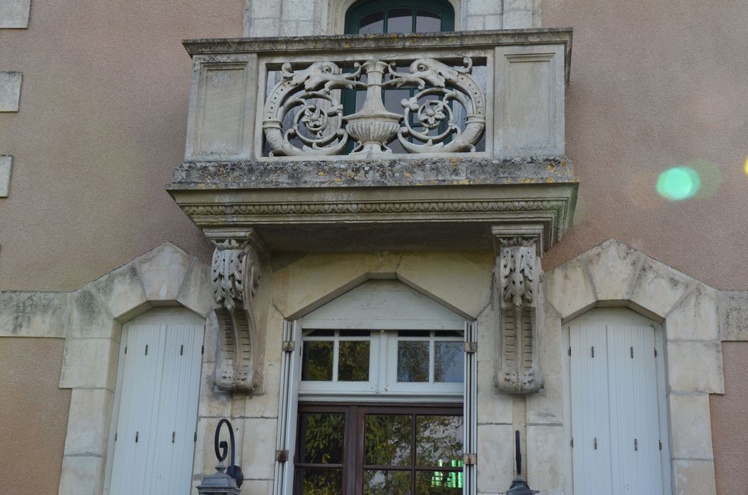 façade antérieure, travée centrale, détail du balcon