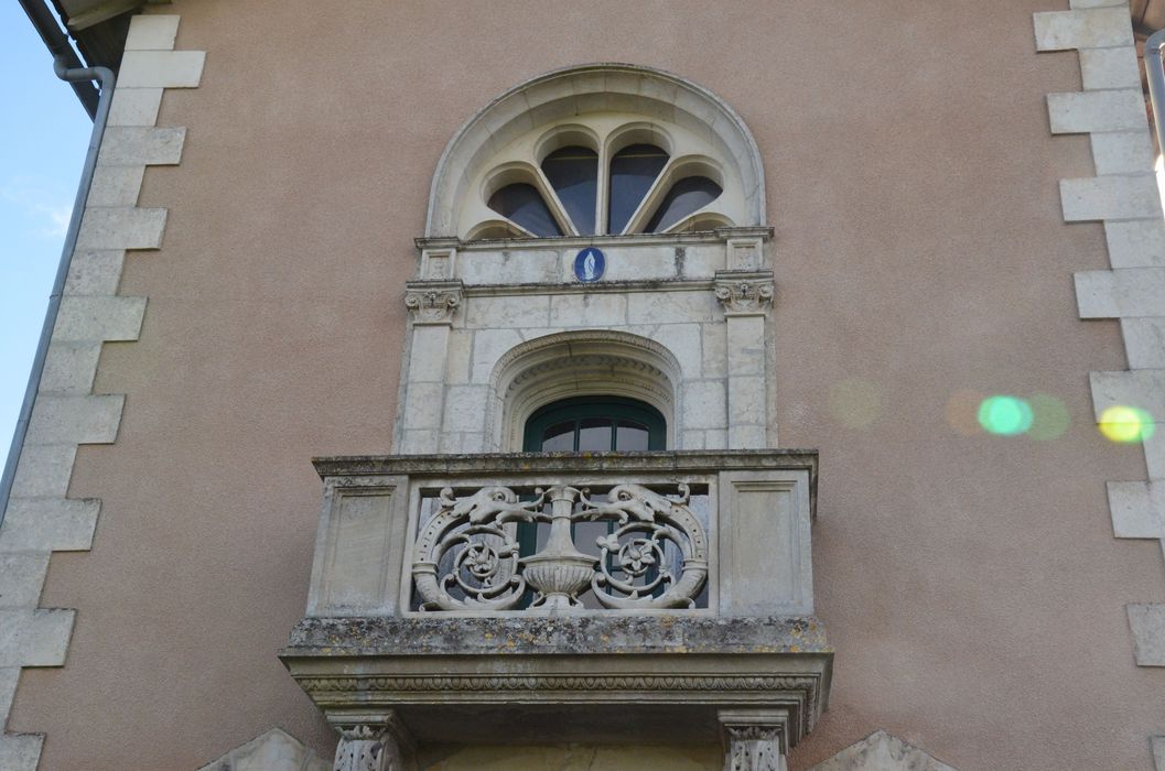 façade antérieure, travée centrale, détail du balcon