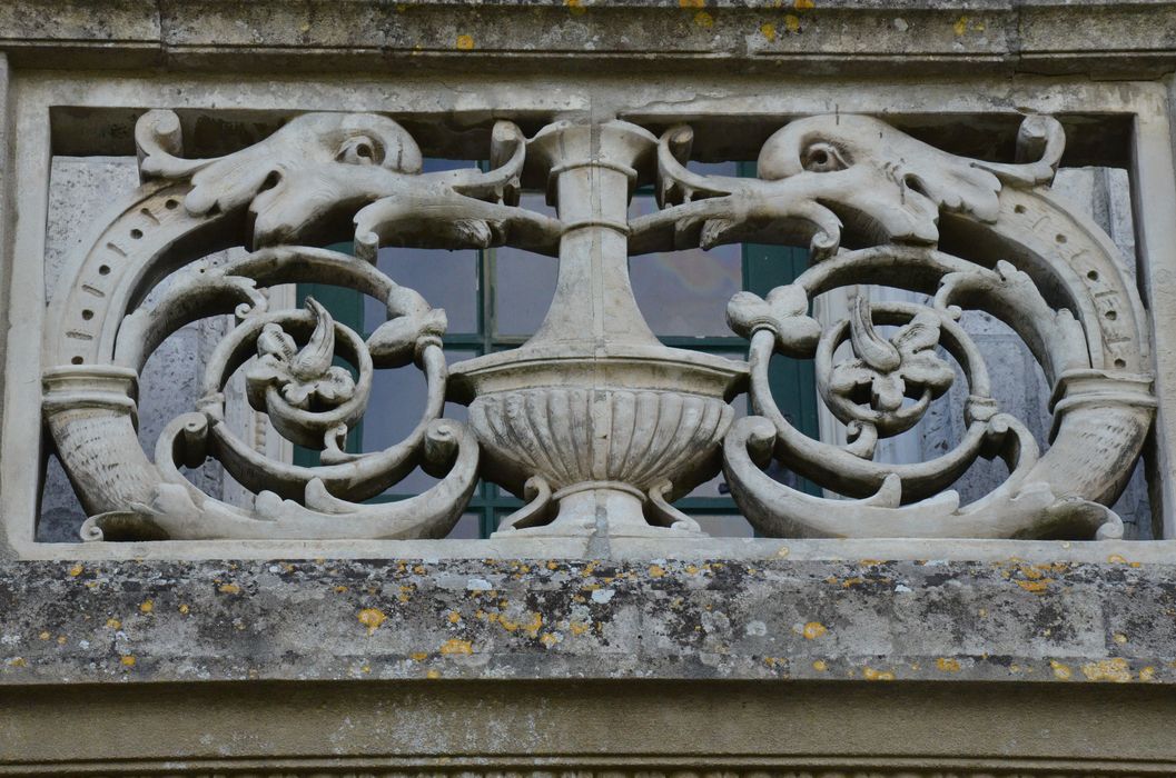 façade antérieure, travée centrale, détail du balcon