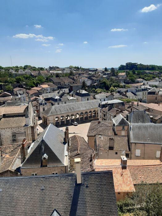 vue générale des halles dans leur environnement urbain