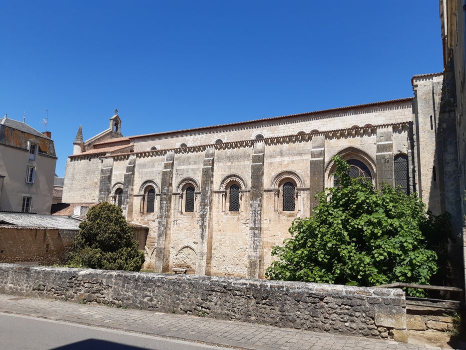 façade latérale sud, vue partielle