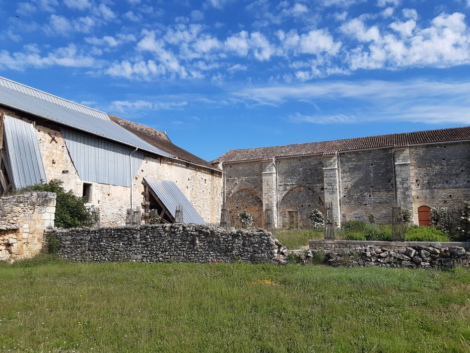 aile ouest et façade latérale sud de l’église abbatiale