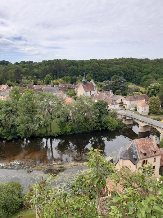 vue générale de l’église dans son environnement urbain depuis les ruines du château