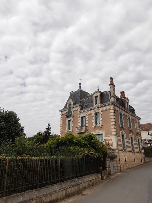 vue générale de la villa dans son environnement depuis l’Est