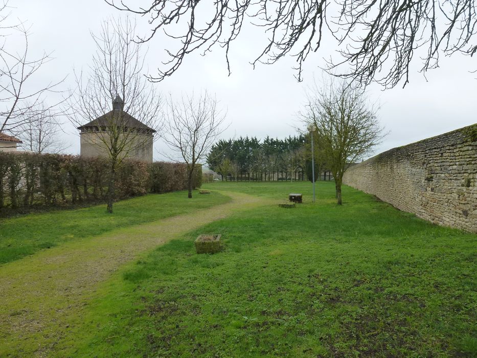 vue partielle du pigeonnier dans le gouvernement