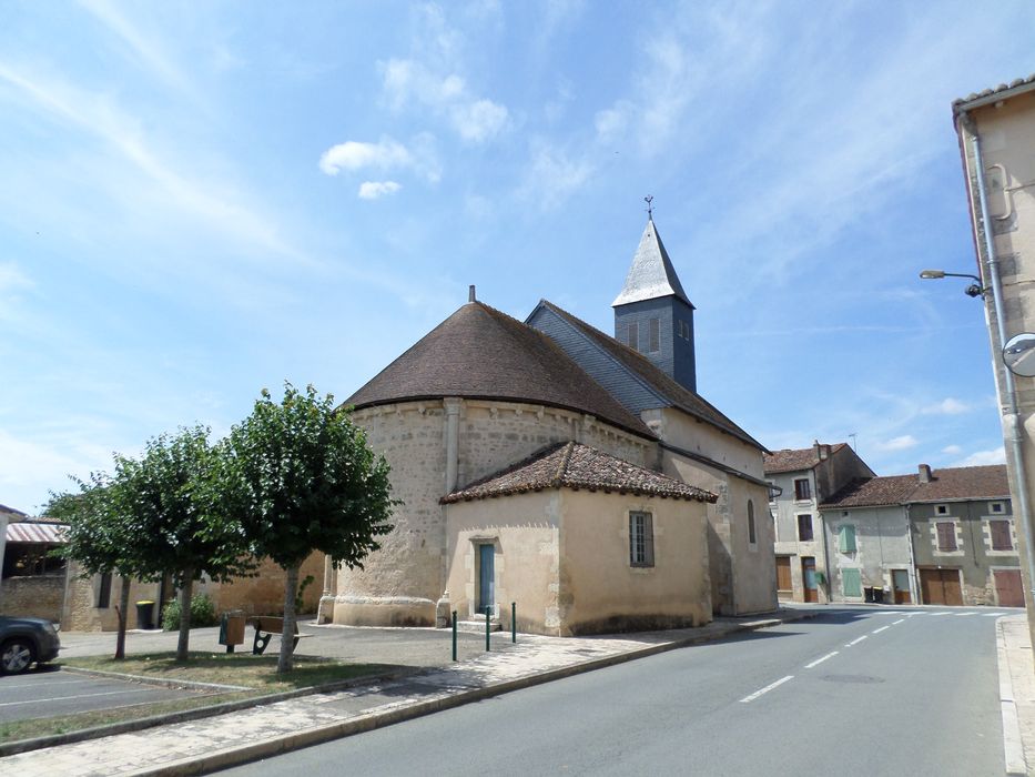 vue partielle de l’église dans son environnement depuis l’Est