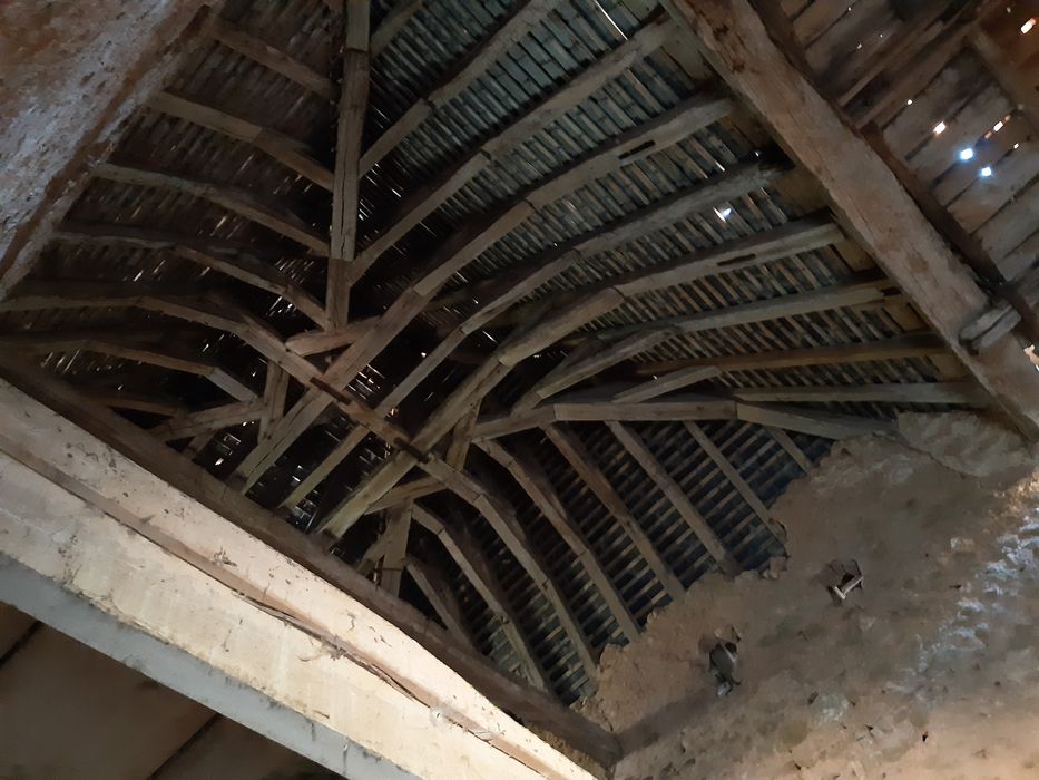 charpente d’un des pavillons (?), vue partielle