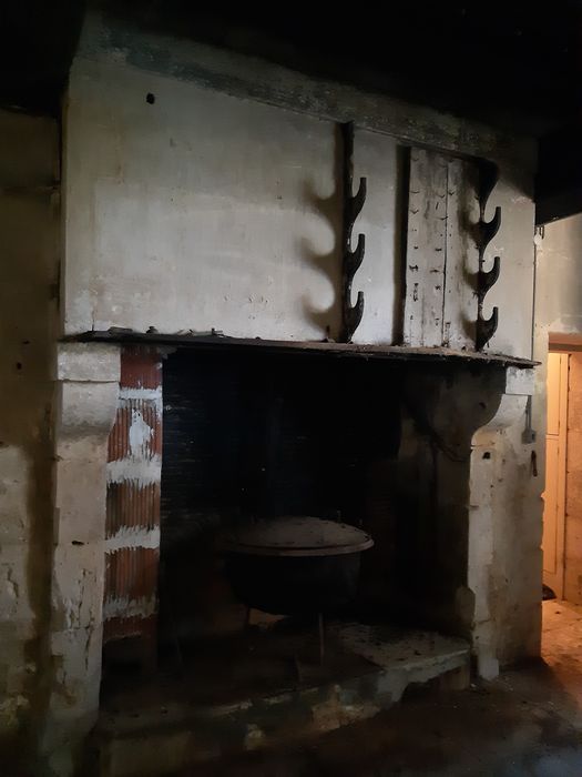cheminée monumentale de l’ancienne cuisine